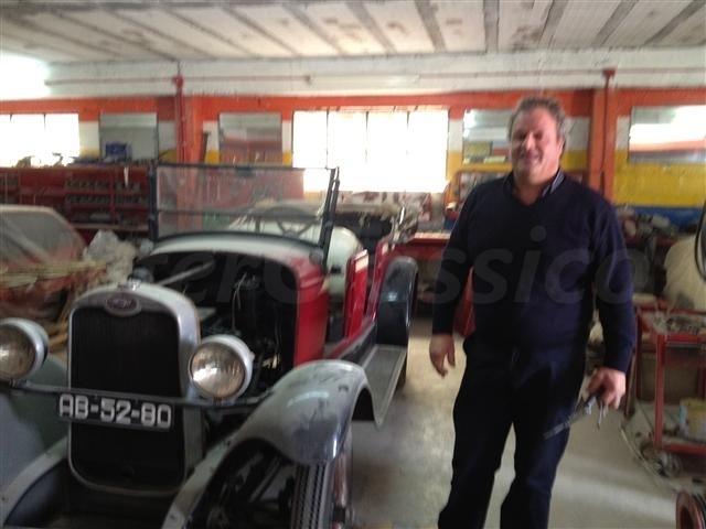 Sr Miranda junto a chevrolet de 1928