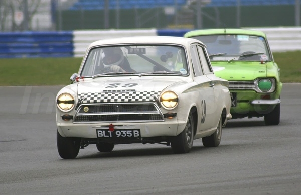 Lotus cortina á frente de Ford Escort