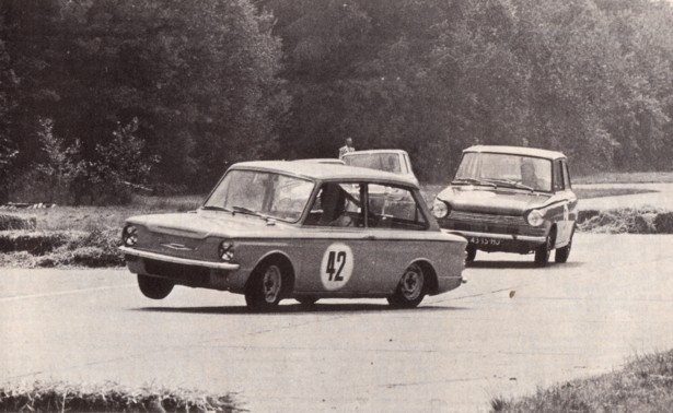 Hillman Imp à frente de um DAF