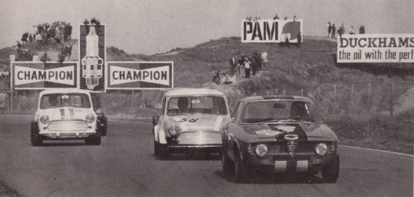 Alfa GTjunior perseguido por minis