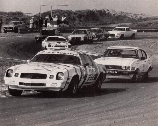 Anos 80 Chevrolet Camaro Z 28 controlando tudo e todos