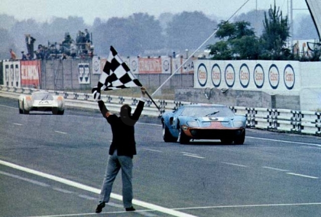 MOMENTO FINAL DAS 24 DU MANS MAIS DISPUTADO DE SEMPRE CORRIA O ANO DE 1969