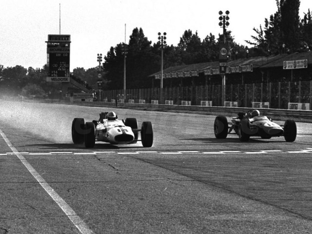 Em Monza no ano de 1967 pilotando um Honda de F1