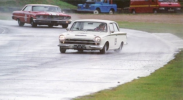 Lotus Cortina perseguido por Ford Galaxie 500