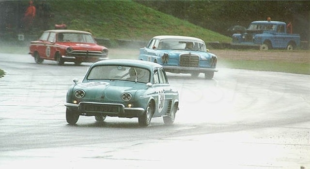 Renault Dauphine Gordini perseguido por um Mercedes 300 e um Lotus Cortina