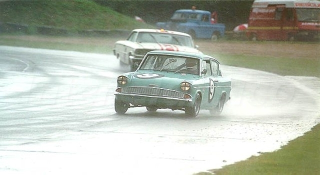 Ford Anglia perseguido por um Ford Galaxie 500