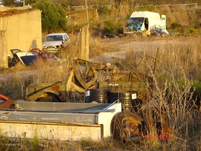  no mesmo local encontramos um Jeep DKW Munga completo