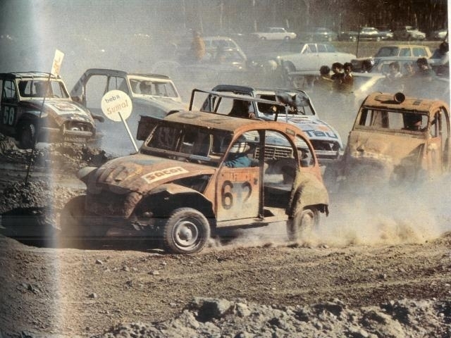 Os 2CV ficaram famosos pelas corridas de popcross dos anos 70