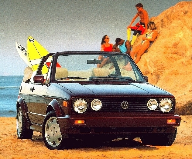 Golf cabrio dando uma imagem de Juventude