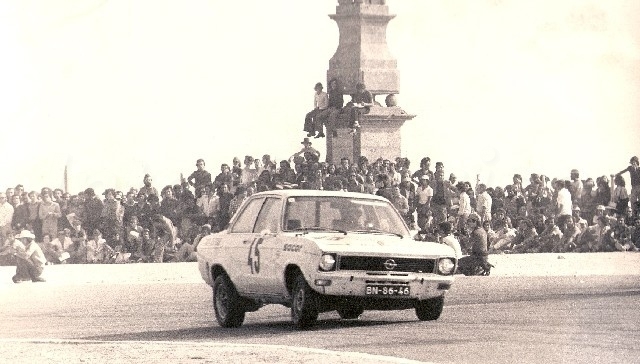 Vila do Conde 1975 - Ainda não havia bancadas para o público na curva do Castelo, que assistia sem qualquer protecção...