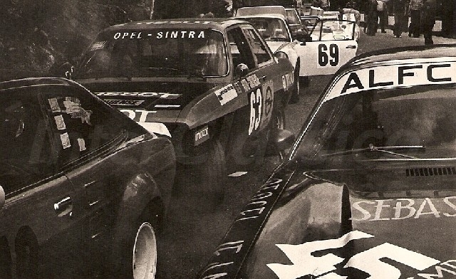 Rampa da Serra da Estrela 1976. Algumas máquinas à espera de subir. O Porsche do André Martinho com um número sugestivo..