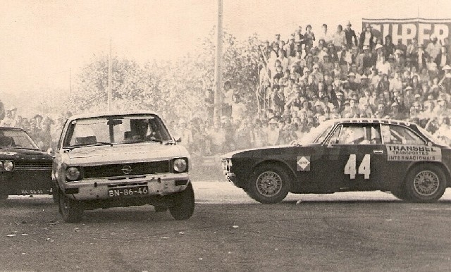 Vila do Conde 1975 - Seguido por Aguiar Ramos ( Capri 3000 GT ), depois de um pião de Carlos Fernandes Belo ( Alfa 2000 GTV ).