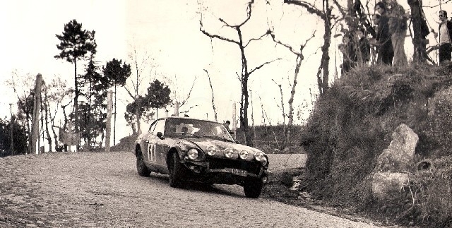 Rallie de Portugal 1977. A carroçeria em alumínio, já se começava a desfazer... e ainda estávamos na Cabreira...