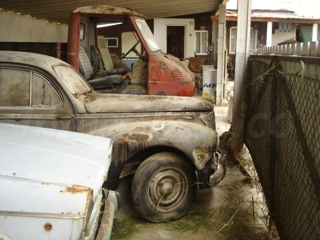 Peugeot 203 tendo ao lado um Unimog da Mercedes