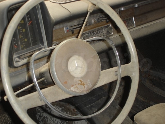 Interior do Mercedes 230 S