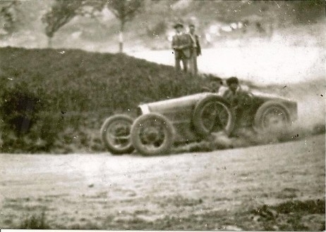  Ao volante de um Bugatti 35A no Circuito de Santarém em 1936 