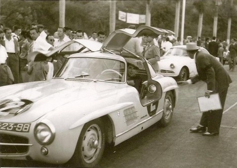 Em Luanda                                                                      a alinhar o Mercedes 300SL de José Manuel Simões 