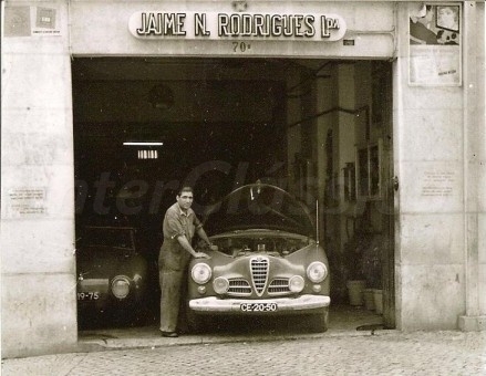 Com o Alfa-Romeo 1900 de Manuel Nunes Santos ( Em que fez a modificação dos carburadores Solex) 