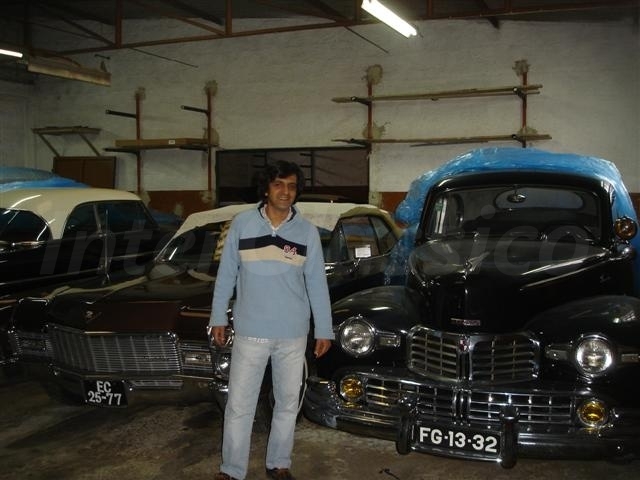 Miguel entre o Cadillac De Ville Cabrio e o Lincoln V12 Coupê  que pertenceu a Castelo lopes