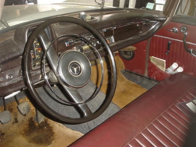 Interior da Mercedes 190